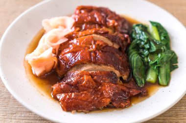 Kızarmış ördek masada.