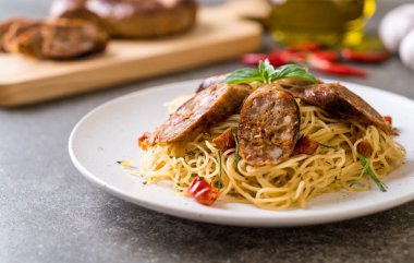 Sai Aua (Notrhern Tay baharatlı sucuk ile tavada kızartılmış spagetti)