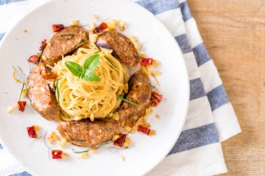 Sai Aua (Notrhern Tay baharatlı sucuk ile tavada kızartılmış spagetti)