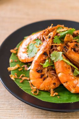 Sarımsaklı kızarmış karides.