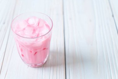 pembe çilek milkshake