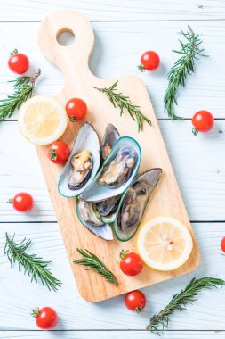 ahşap tahta üzerinde taze midye