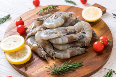 Tahtada çiğ karides ya da karides.