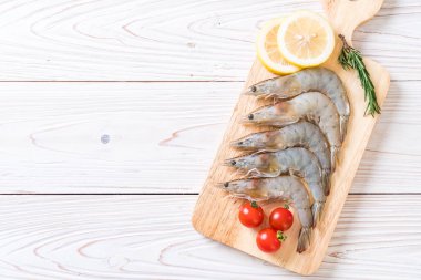 Tahtada çiğ karides ya da karides.