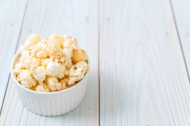 Ahşap üzerine tatlı patlamış mısır