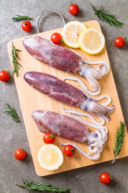 taze ahtapot veya mürekkep ahşap tahta üzerinde ham