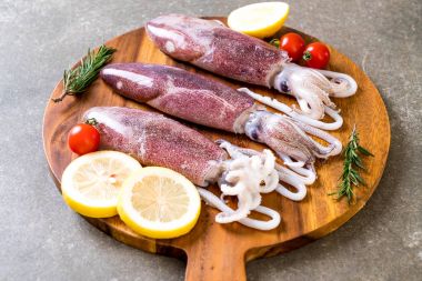 taze ahtapot veya mürekkep ahşap tahta üzerinde ham