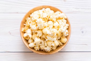 Ahşap üzerine tatlı patlamış mısır