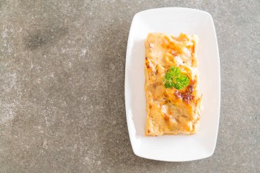 peynir ve jambon ile pişmiş penne makarna