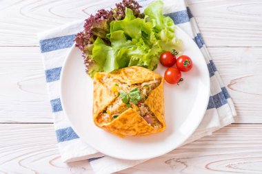Bir omlet kaydırma aromalı Fried Rice