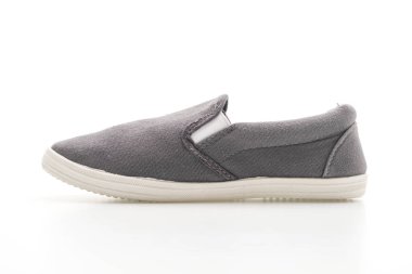 Beyaz arka planda gri spor ayakkabı 