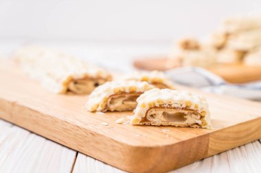 beyaz çikolata karamel ve gevrek gevrek bar ile