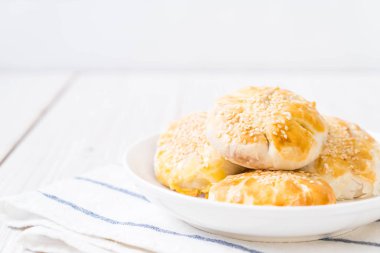 Asya tarzı ev yapımı elma pasta 