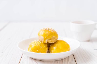 Çin böreği veya moon kek mung fasulye ezmesi ve tuz ile doldurulmuş