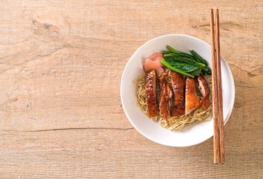 Kızarmış ördek erişte