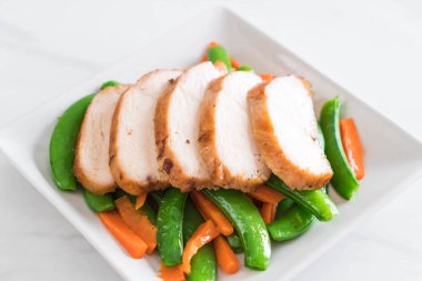 Yeşil bezelye ve havuç ile ızgara tavuk