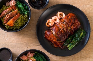 Kızarmış ördek masada.