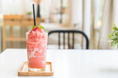 Çilekli yoğurt smoothies