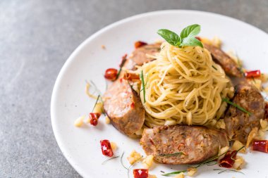 Sai Aua (Notrhern Tay baharatlı sucuk ile tavada kızartılmış spagetti)