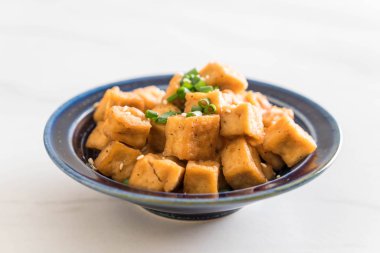 Kızarmış Tofu susam bir kase