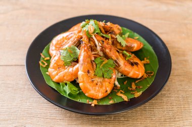 Sarımsaklı kızarmış karides.