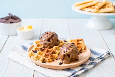 Çikolatalı dondurma waffle ile