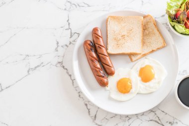 sosis ve ekmek ile kızarmış yumurta