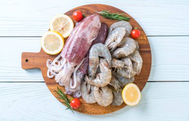 taze deniz ürünleri ham (karides, mürekkep) ahşap tahta üzerinde 