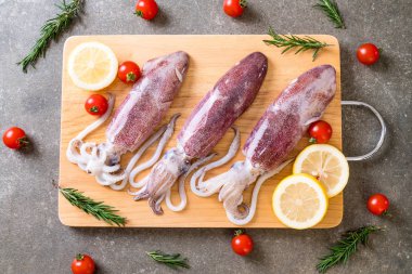 taze ahtapot veya mürekkep ahşap tahta üzerinde ham