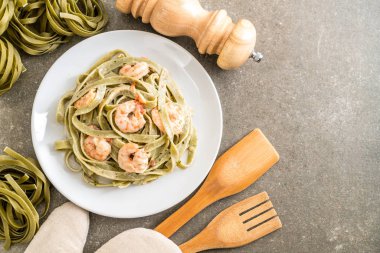 Karidesli ıspanak fettuccini makarna