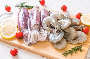 taze deniz ürünleri ham (karides, mürekkep) ahşap tahta üzerinde 