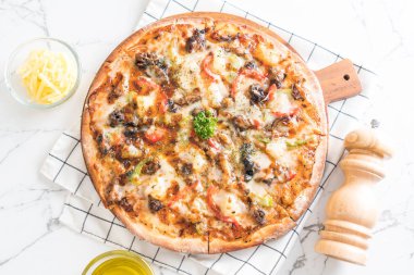 Barbekü domuz eti pizza