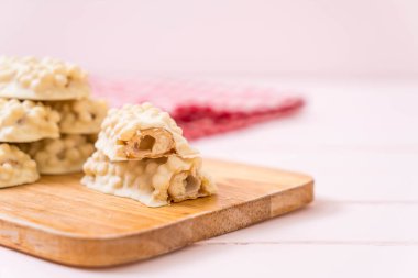 beyaz çikolata karamel ve gevrek gevrek bar ile