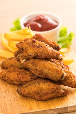 Kızarmış tavuk kanadı.