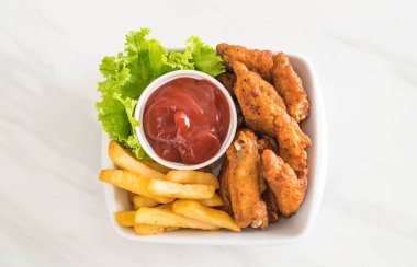 Kızarmış tavuk kanadı.