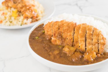 pirinç Köri soslu kızarmış pirzola domuz eti