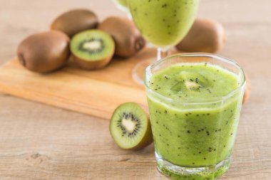 Sağlıklı taze kivi smoothie cam