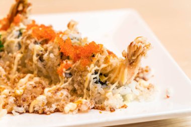 çıtır karidesli suşi roll