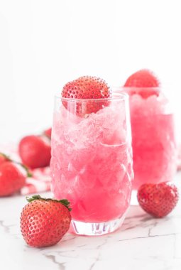 taze çilek smoothie 