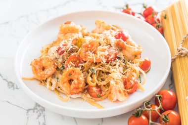 Spagetti karides, domates, fesleğen ve peynir ile 