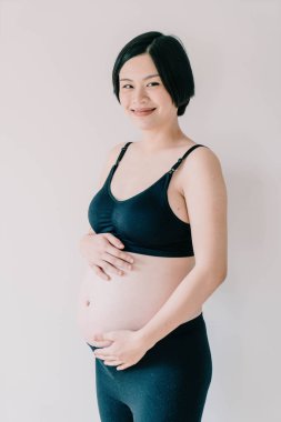 Evde karnı dokunmadan genç güzel Asya hamile bir kadın