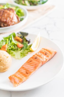 püre patates ve sebze ızgara somon biftek