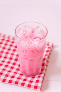 pembe çilek milkshake