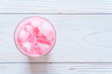 pembe çilek milkshake