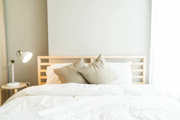 Rahat yastık yatak yatak dekorasyon — Stok fotoğraf