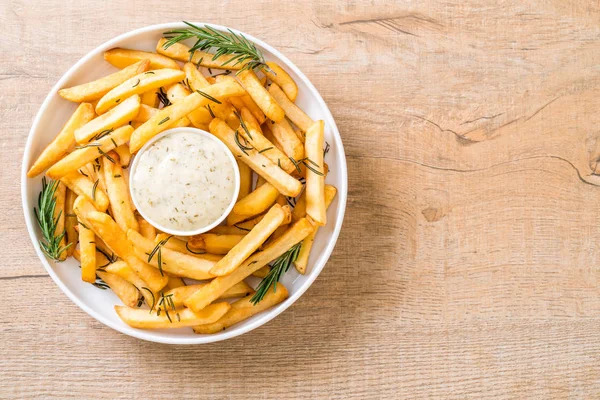 Batatas fritas com molho — Fotografia de Stock