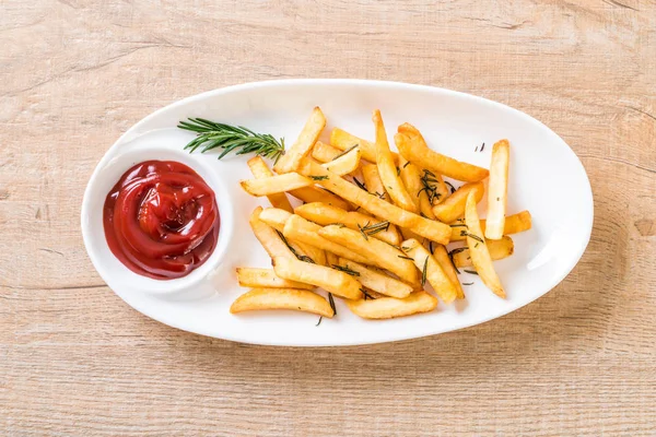 Batatas fritas com molho — Fotografia de Stock