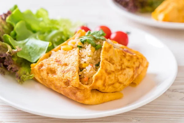 Bir omlet kaydırma aromalı Fried Rice