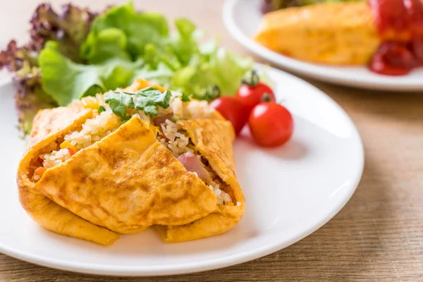 Bir omlet kaydırma aromalı Fried Rice