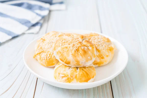 Homemade apple pie in asian style — Stock Photo, Image